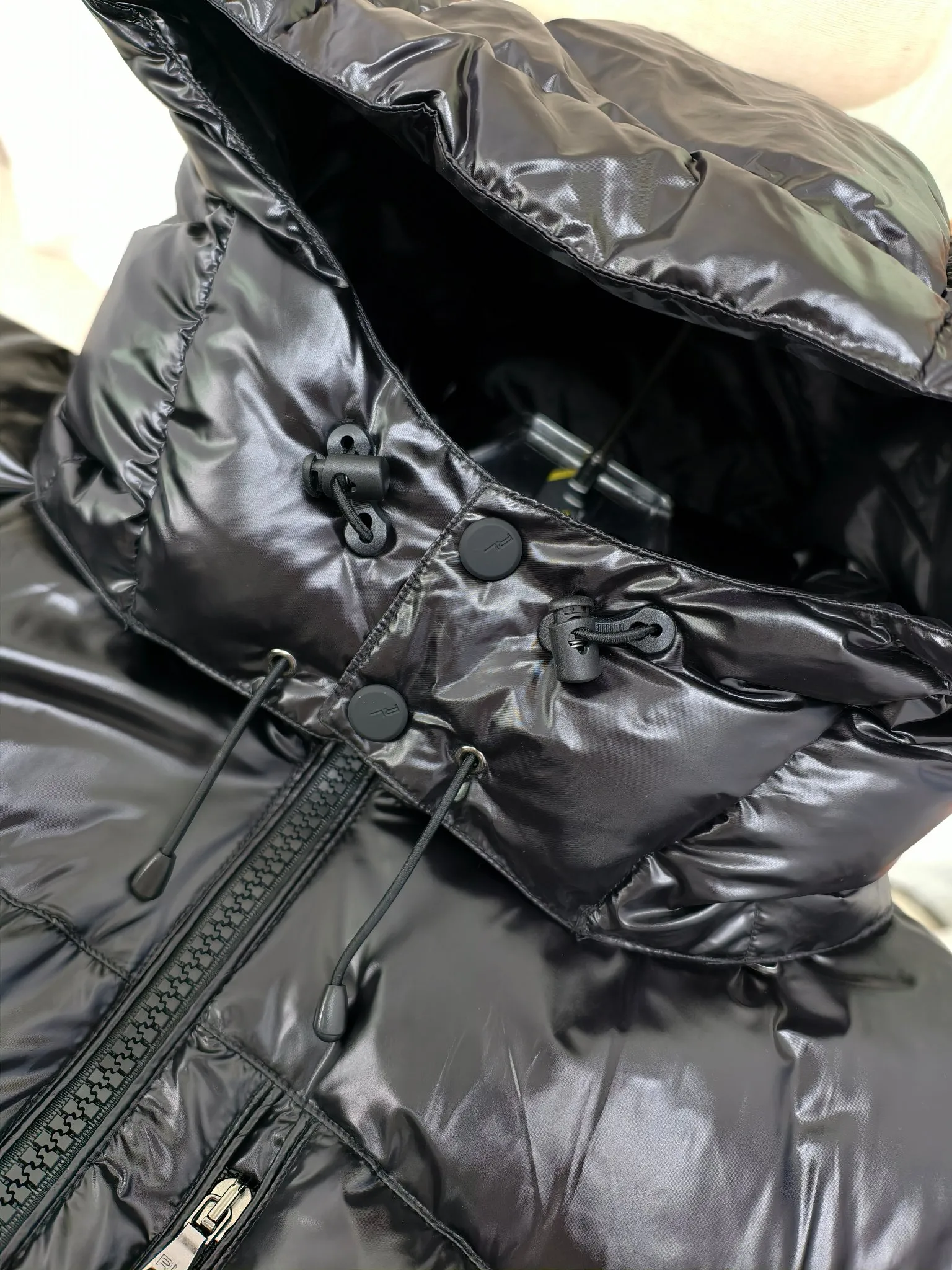 P820 ​​Polo Ralph Lauren 2025 pony embroidered glossy half-turtle collar down jacket, neatly cut to create a smart posture, return to the hustle and bustle of the city. Filled with white duck down, it is warm and comfortable without being bulky, without losing personality and looking low-key! It has a certain sense of hierarchy! Original custom fabric. With a certain sense of color Color: bright black Size: XS-2XL